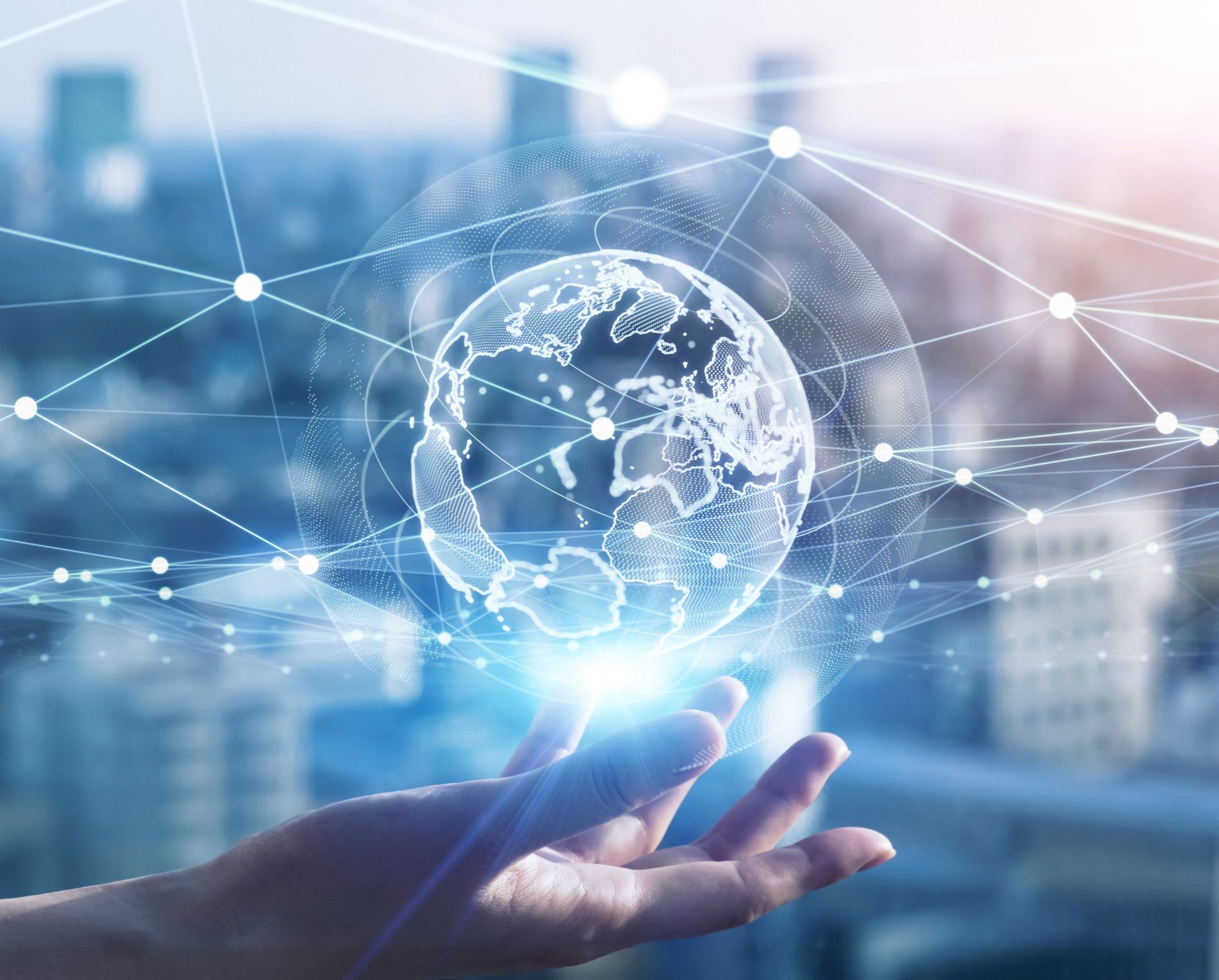 Gebäude mit modernem Design und blauem Fenster